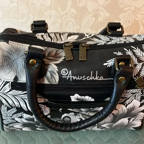 Anushka zip around satchel Cleopatra’s leopard - Picture 13 of 16